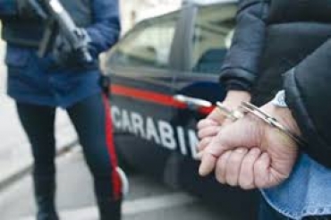 LO PICCHIANO E RAPINANO DELL&#039;ARMA